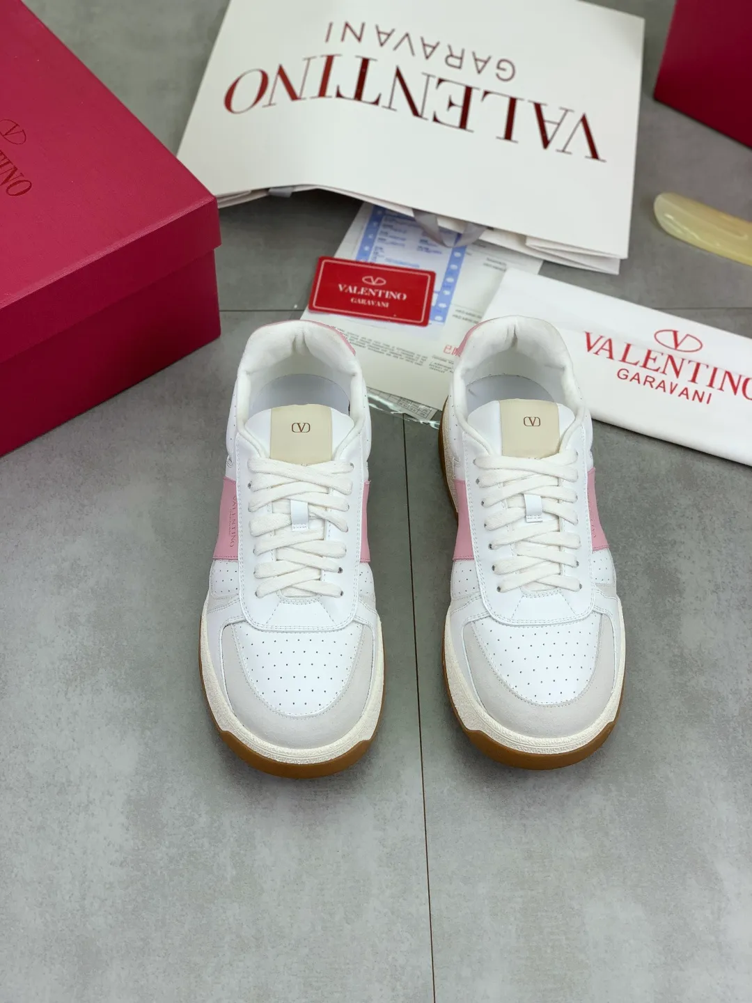 Men's men's shoes 💰P660 new top version of Valentino couple's bread shoes! Valentino Joie de Jouer series Velcro thick sole bread shoes couple style casual sports shoes white shoes original purchase development and production Joie de Jouer series simple style without losing style. The pure white base is paired with fresh green and soft beige, and the unique Velcro design highlights your personality. Every detail tells fashion and quality, wear it, take a confident step, and start the trend journey ✔️Fabric: Original customized imported first-layer cowhide ✔️Inner lining: Original customized soft sheepskin lining ✔️Outsole: Original molded non-slip TPU material ✔️Sole thickness: 3.5CM ✔️Size: Women's 35-41 Men's 38-46 (38. Male, 41 female, 46 non-refundable